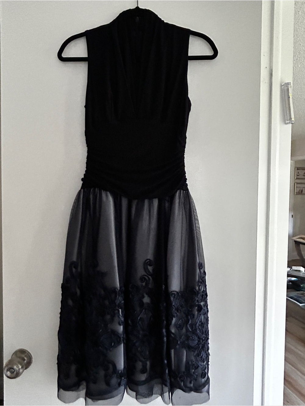 SLNY Navy Cocktail Dress Women’s V-neck Embroidered Lace skirt Ruched Waist